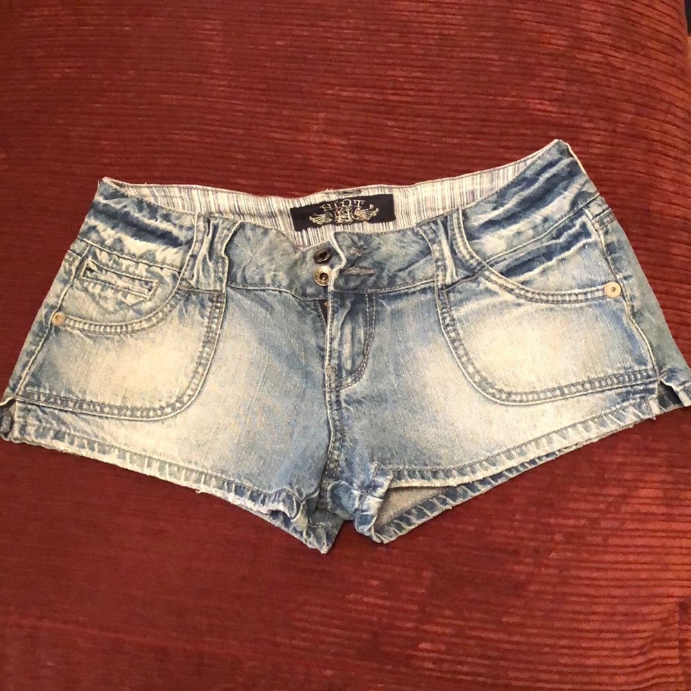 Hint shorts